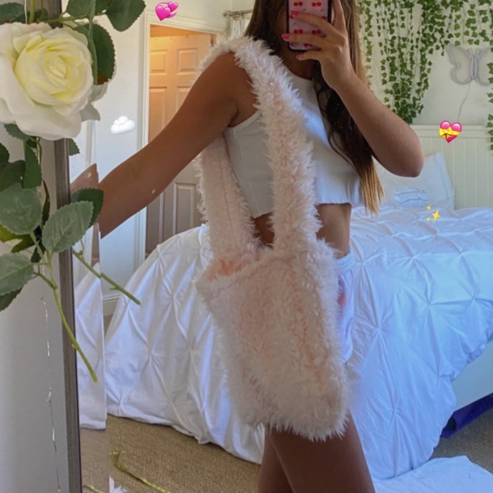 super cute faux fur baby pink  shoulder bag 💕💕